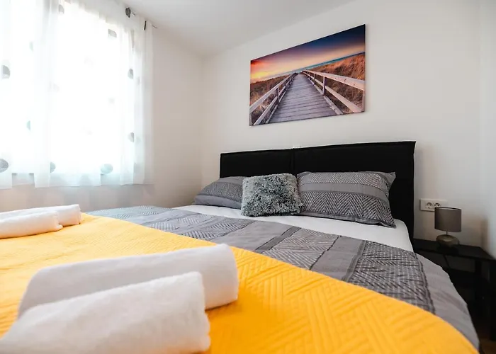 Kailani Luxury Central 3 Bedroom, 3 Bathroom Apartment With A Sunny Balcony