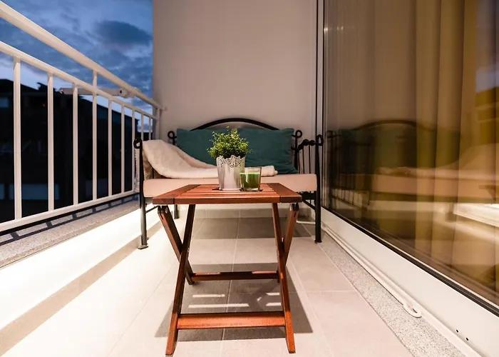 Kailani Luxury Central 3 Bedroom, 3 Bathroom Apartment With A Sunny Balcony