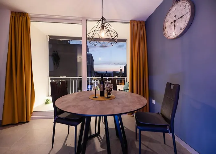 Kailani Luxury Central 3 Bedroom, 3 Bathroom Apartment With A Sunny Balcony